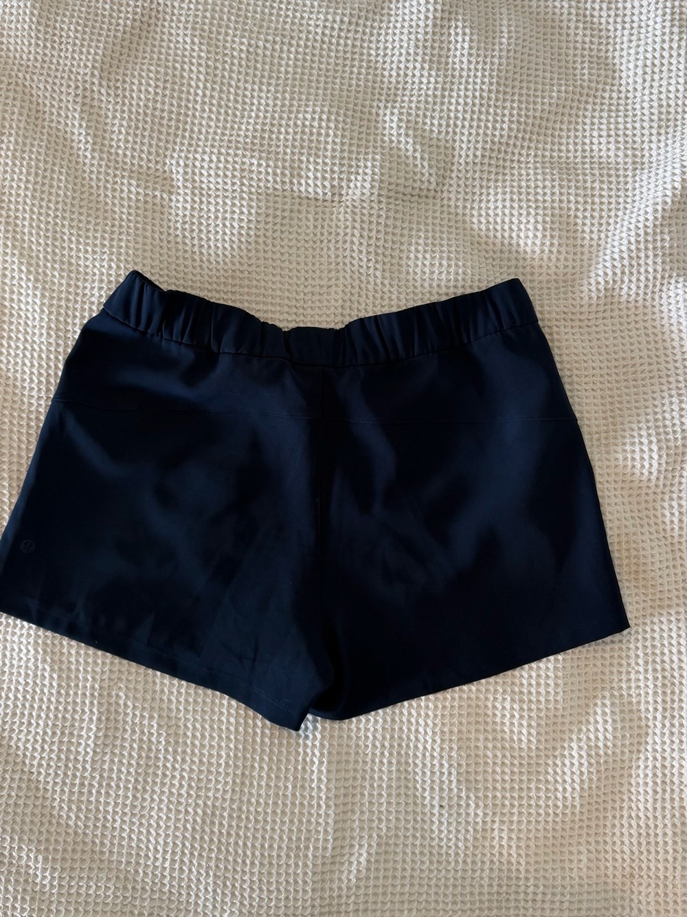 Lululemon On the Fly 2.5” Women's Navy Athletic Shorts - size 10 - Picture 3 of 3